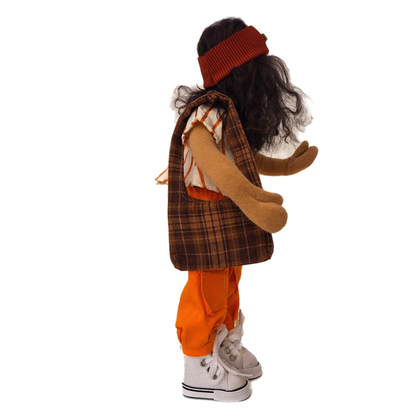 Jugendliche(r) - orange gekleidet